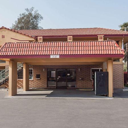 Super 8 By Wyndham Visalia Hotel Ngoại thất bức ảnh