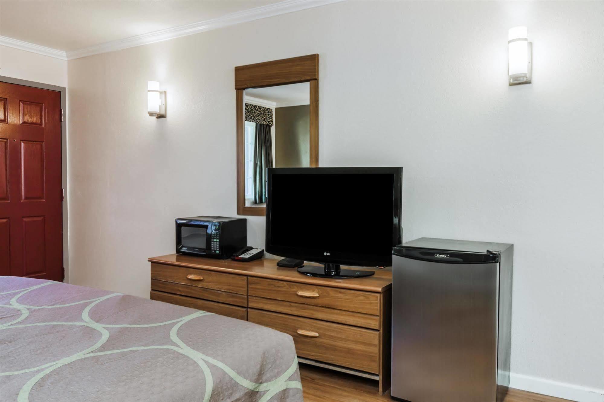 Super 8 By Wyndham Visalia Hotel Ngoại thất bức ảnh